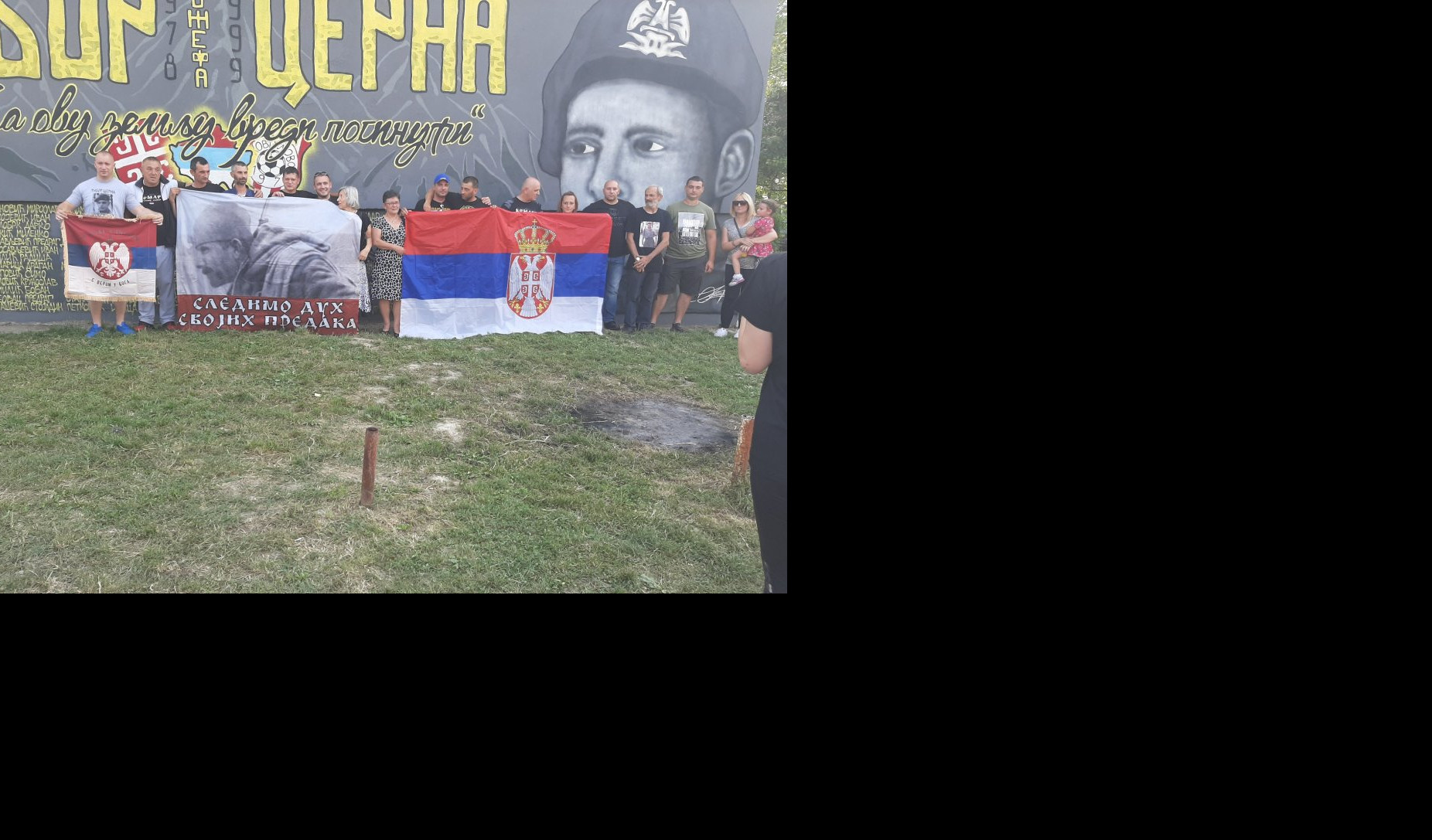 (FOTO) HEROJ S KOŠARA JE OVDE ODRASTAO, NISU GA ZABORAVILI! U Kovilovu otkriveni spomen ploča i mural posvećeni srpskom junaku Tiboru Cerni!