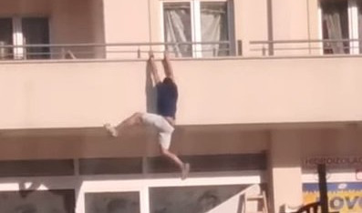 (VIDEO) UŽIČANIN PREKO TERASE BEŽAO IZ ŠVALERACIJE?! Snimak mladića koji visi sa balkona stana u Budvi postao HIT U REGIONU!