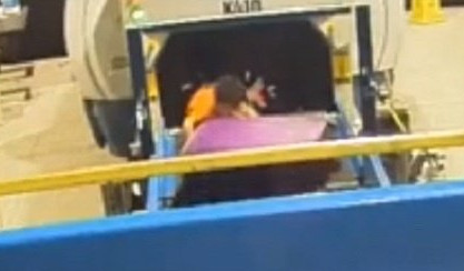 (HOROR VIDEO) DRAMA NA AERODROMU! Dvogodišnjak se popeo na TRAKU ZA PRTLJAG, a onda ga je ona POVUKLA MEĐU GOMILU KOFERA!