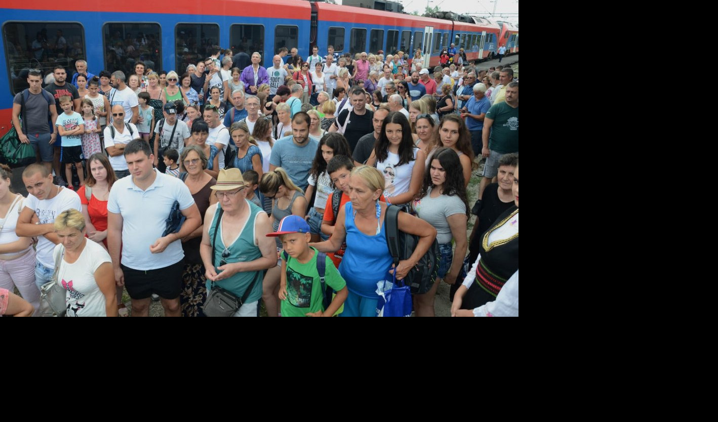 (VIDEO) JAGMA ZA AKVA VOZOM! Pet puta više Beograđana stiglo u Jagodinu novom voznom linijom