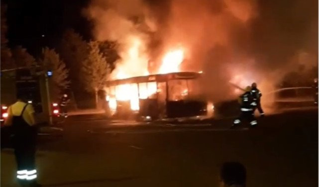 (FOTO) EKSPLOZIJA I POŽAR U NOVOM SADU! Izgorela dva autobusa u garaži GSP!