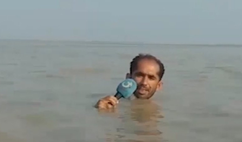 (VIDEO) LEGENDA! Pakistanac izveštavao o poplavama u VODI DO GUŠE!