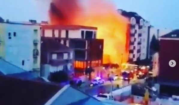 (FOTO/VIDEO) PRAVO JE ČUDO DA NIKO NIJE POGINUO! Užasan požar u Kragujevcu! IZGORELA ZGRADA!