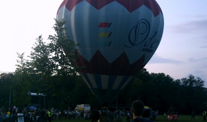 (FOTO) SPREKTAKL "KRUŠEVAC KROZ OBLAKE"! Počeo Međunarodni Festival balona!