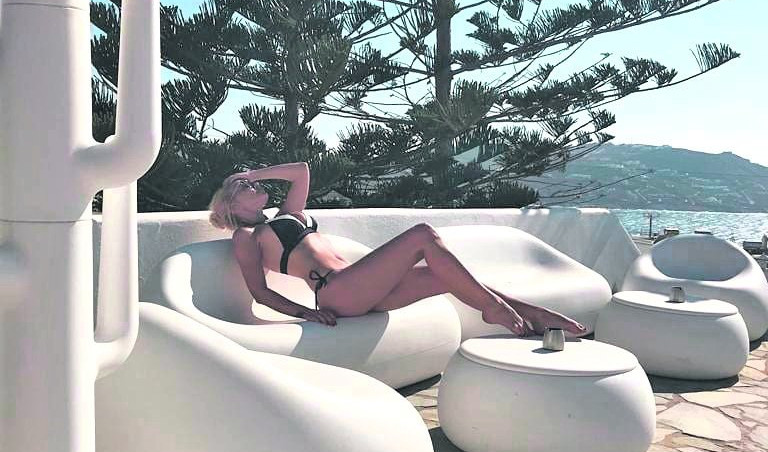 (FOTO) NATAŠA ODSELA U GEJ HOTELU NA MIKONOSU! Pop zvezda luduje na popularnom grčkom ostrvu