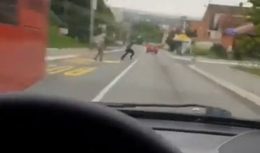(VIDEO) KAKAV LUDAK! Stotkom vozio pored ŠKOLE u Beogradu, umalo PREGAZIO ženu i sve vreme SNIMAO kamerom!