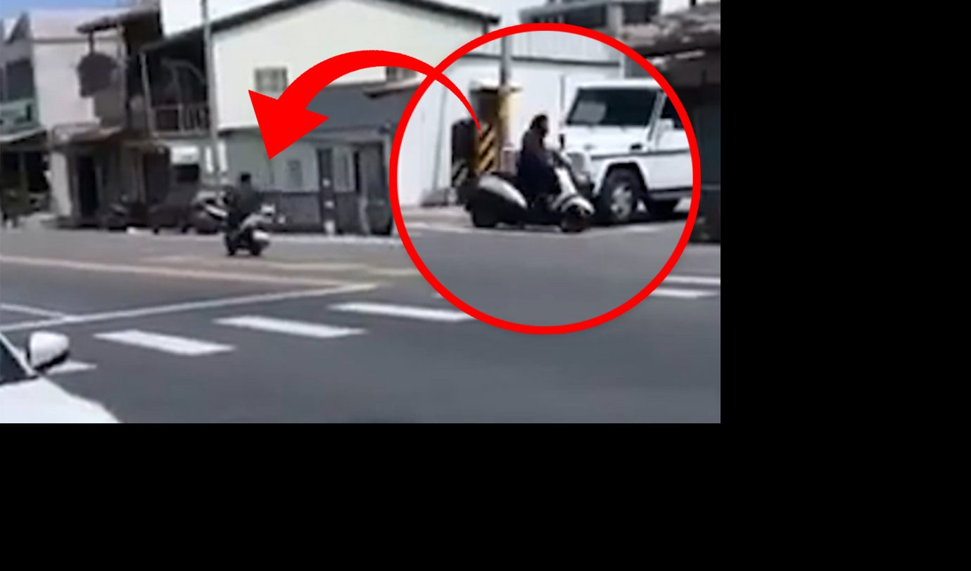 (VIDEO) IZVOZAO POLICAJCE U POTERI! Motorista elegantno nasamario organe reda i pobegao!