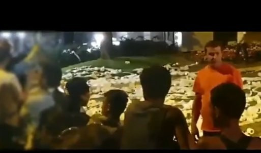 (VIDEO) ĐILASOVE PRISTALICE ZLOUPOTREBILE MALOLETNE ROME! Gurnili ih u prvi red na ogradu ispred Predsedništva Srbije