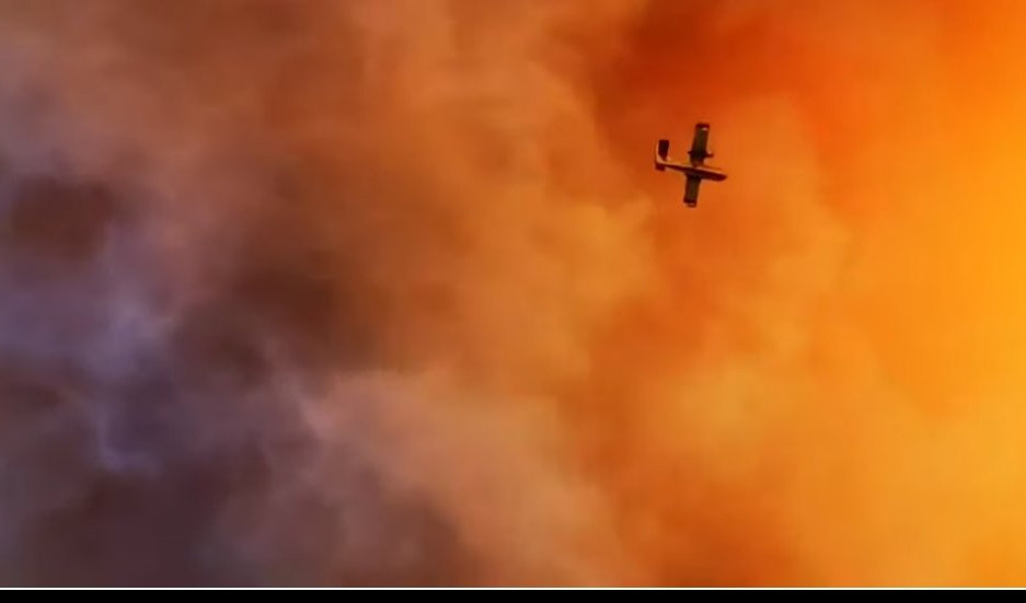(VIDEO) OVO MOGU SAMO NAJHRABRIJI! Pogledajte kako je pilot "kanadera" uleteo u VATRENI PAKAO!