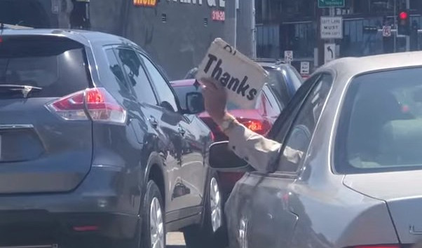 (VIDEO) OVO JE REŠENJE ZA ŠPIC! Amerikanac se lepo snašao u saobraćajnom kolapsu