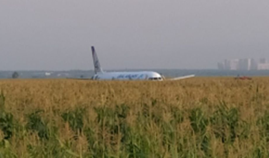 (FOTO) DRAMA U MOSKVI! Putnički avion se zapalio, pa PRINUDNO SLETEO u polje pored piste, IMA POVREĐENIH!