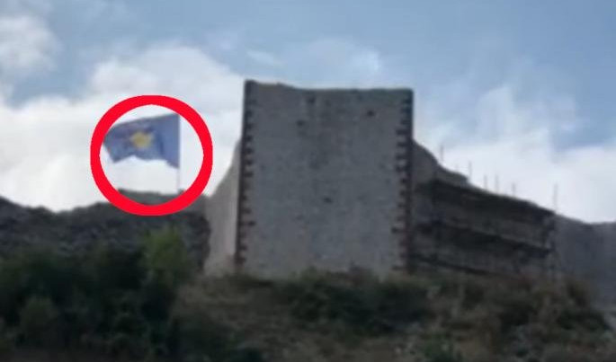 (VIDEO) NOVA PROVOKACIJA ALBANACA! Zastava takozvanog Kosova na srpskoj tvrđavi u Novom Brdu!