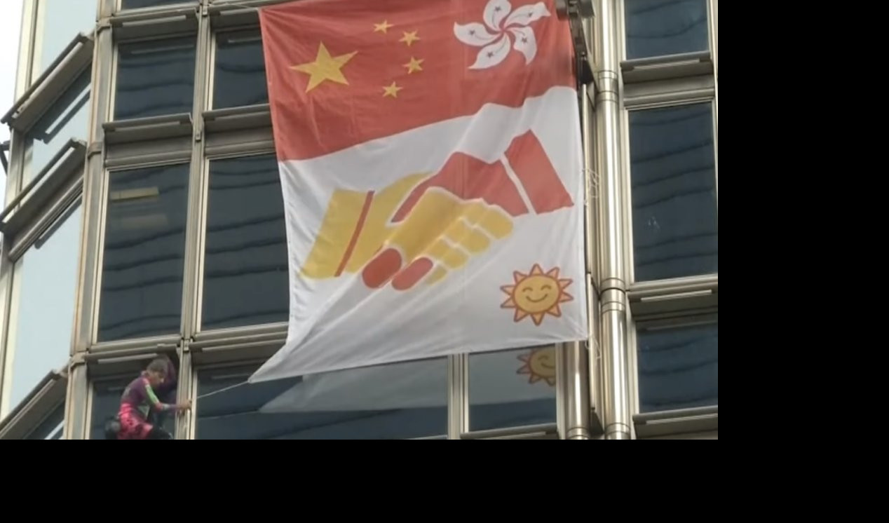 (VIDEO) POPEO SE NA NEBODER, A ZAVRŠIO IZA REŠETAKA! "Francuski spajdermen" okačio mirovnu zastavu na oblakoder u Hongkongu i odmah uhapšen