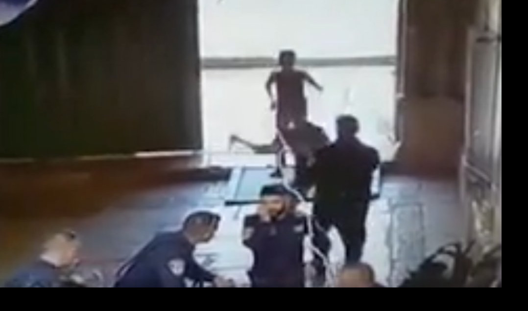 (DUBOKO UZNEMIRUJUĆI VIDEO) MALOLETNICI S NOŽEVIMA UPALI U STANICU I IZBOLI POLICAJCA! Usledio je brutalan odgovor...
