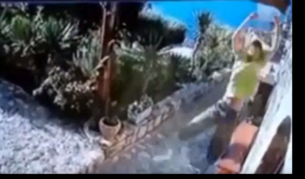 (VIDEO) PIJAN TETURAO PO KROVU A ONDA OSETIO TVRDOĆU BETONA! Crnogarac mogao da prođe tragično!