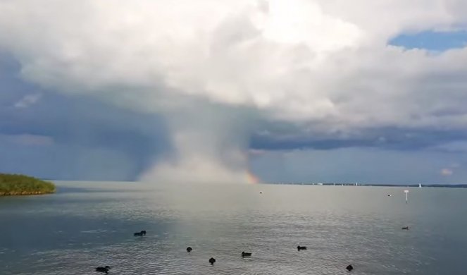 (VIDEO) ZASTRAŠUJUĆI PRIZOR IZNAD MAĐARSKE! Oblak nalik na atomsku pečurku šokirao kupače u jezeru Balaton!
