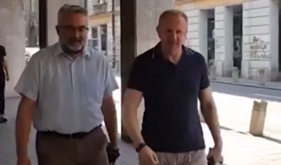 (VIDEO) TAJKUNSKI DVOJAC STIGAO NA SASTANAK DELA OPOZICIJE! Đilas i Petrović, kao nekad, rame uz rame DO PLJAČKE GRAĐANA SRBIJE!