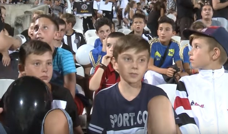 (VIDEO) UZ PARTIZAN PROTIV MOLDEA BILI I MALI ZVEZDAŠI! Mališani došli da podrže crno-bele iako navijaju za "večitog rivala"!