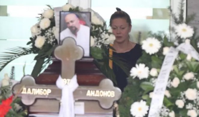 (VIDEO/FOTO) POSLEDNJI POZDRAV UZ SUZE I JECAJE! Na groblju Orlovača sahranjen Dalibor Andonov Gru!