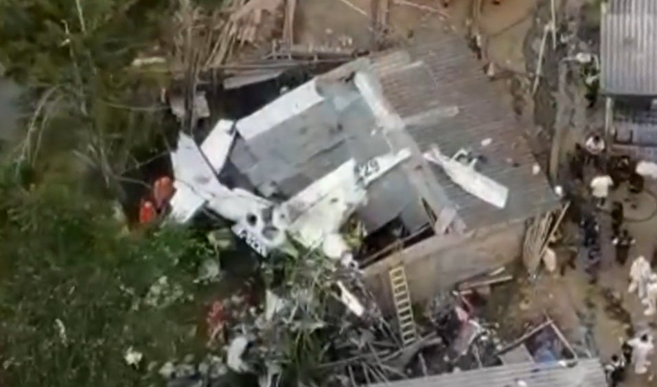 (VIDEO) LJUDSKA TELA LEŽALA PO KROVOVIMA! Avion se srušio na kuću u jezivoj nesreći u Kolumbiji!