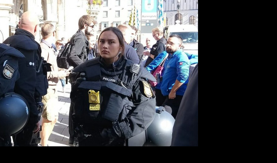 (VIDEO/FOTO) SEKSI POLICAJKA ČUVA DELIJE! Zgodna Nemica zavodi red u Minhenu dok Korejac peva Zvezdine pesme!