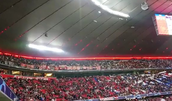 (VIDEO) DELIJE STIGLE NA ALIJANC ARENU! Stadionom Bajerna odjekuje pesma Zvezdinih navijača!