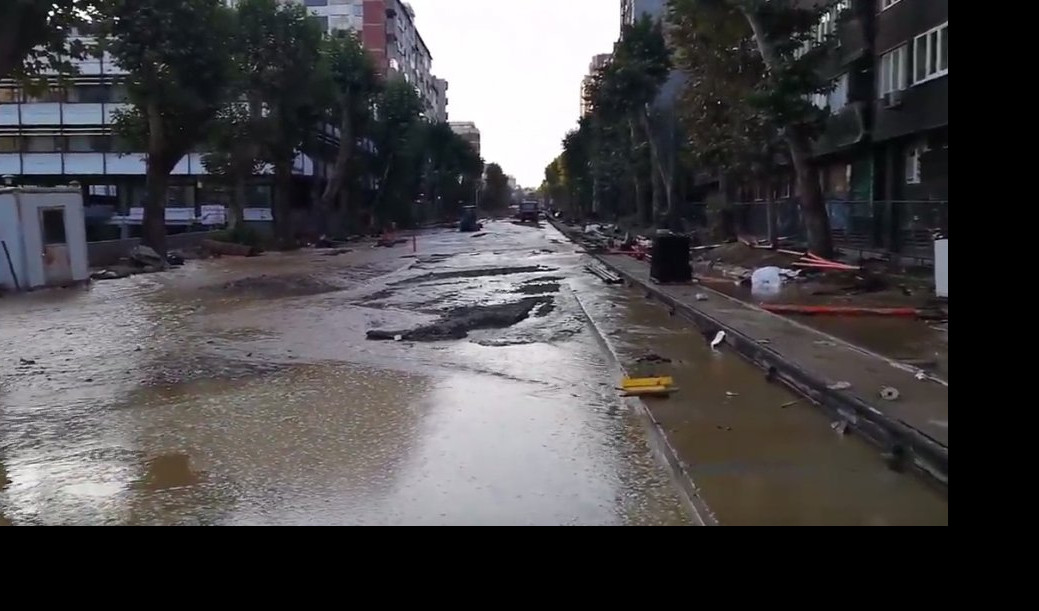 (VIDEO) HAVARIJA U CENTRU BEOGRADA! Pukla cev, velika količina vode sliva se Cvijićevom ulicom, Starine Novaka, Dalmatinskom...
