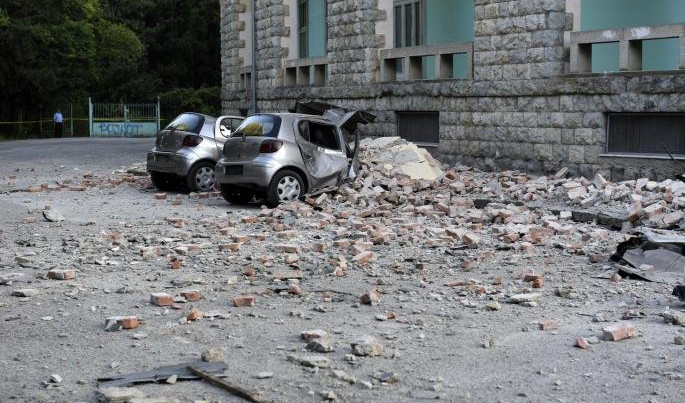(FOTO/VIDEO) PUCALE ZGRADE I KUĆE NA POLA, LJUDI VRIŠTALI U PANICI! Najmanje 105 povređenih u jakom zemljotresu u Albaniji