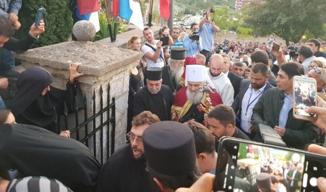 (VIDEO/FOTO) MILOGORCI, PUKNITE OD MUKE! Srpski patrijarh Irinej stigao u Crnu Goru! Na svečanost pozvan i MILO ĐUKANOVIĆ!