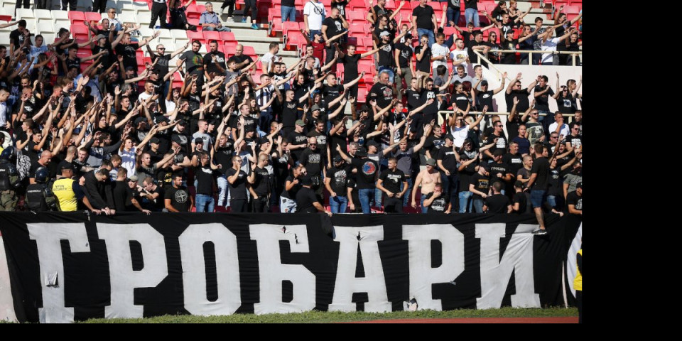 (FOTO) "GROBARI" UPALI NA TRENING! Navijači tražili od igrača Partizana da "ginu" i prestanu da traže izgovore!