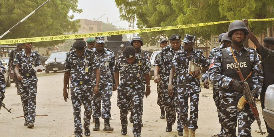 NOVI NAPAD U NIGERIJI! Naoružana grupa upala u internat, oteto više od 300 učenica! /VIDEO/
