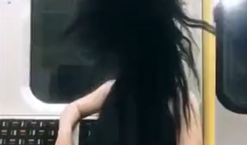 KO SE KRIJE IZA KOSE Ovakvu frizuru još niste videli! (VIDEO)
