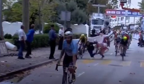 (VIDEO) HAOS U HRVATSKOJ! Pešak prelazio biciklističku stazu tokom trke i napravio težak karambol!