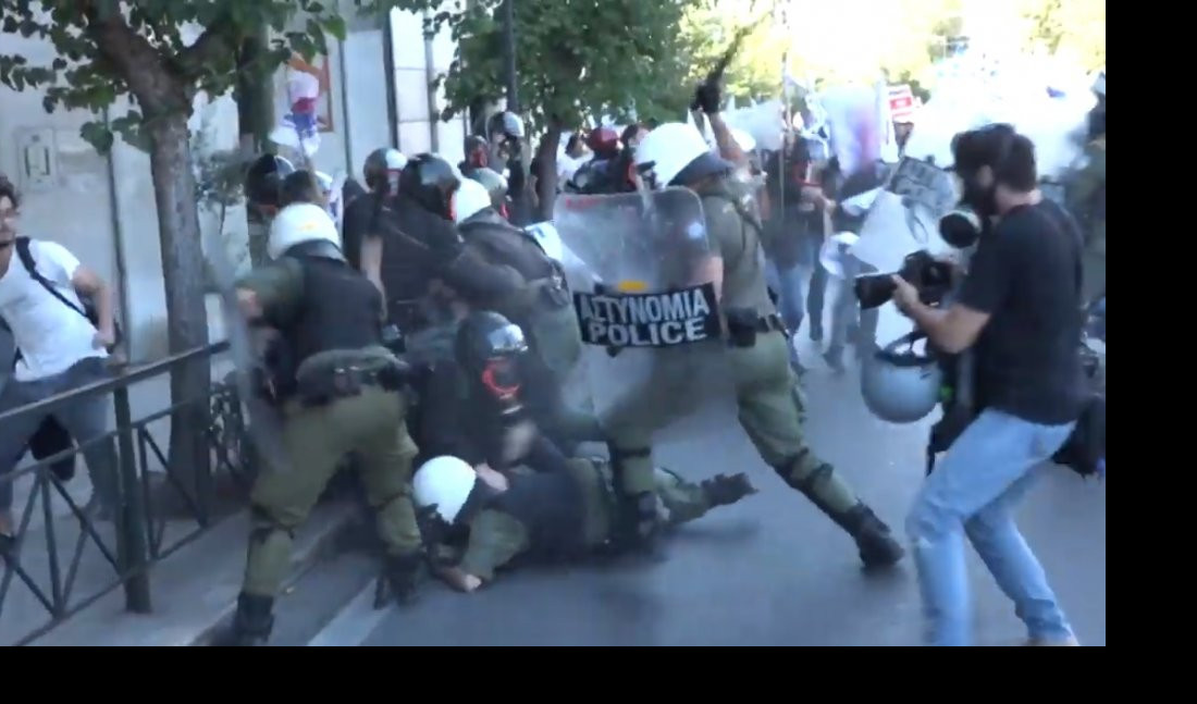 (FOTO/VIDEO) HAOS U ATINI ZBOG DOLASKA POMPEA! Sukobi demontranata sa policijom, suzavac, "AMERIKANCI, UBICE NARODA!