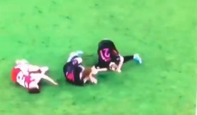 (VIDEO) HOROR SCENA! Fudbaler Velsa bio u nesvesti, pa posle nekoliko minuta nastavio da igra!