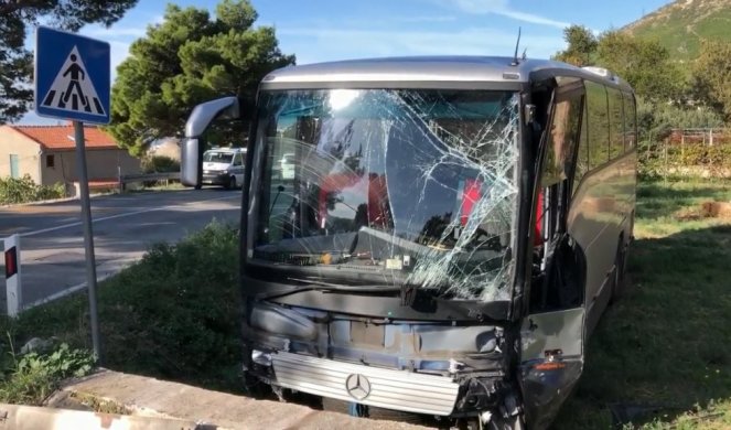(VIDEO) STRAVIČNA NESREĆA U HRVATSKOJ! Sudarili se automobil, đački i vojni autobus - žena preminula, 9 osoba povređeno!