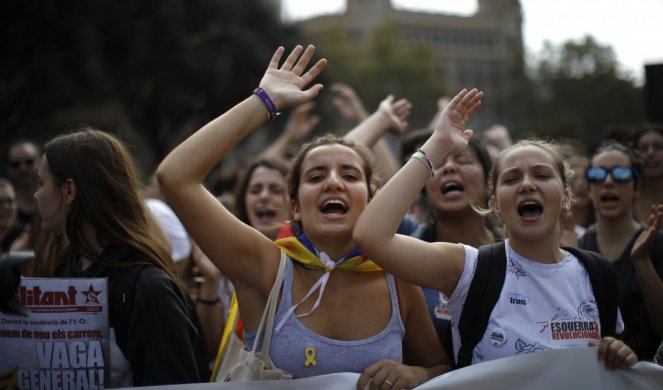 'NEZAVISNOST KATALONIJE BLIŽA NEGO IKADA'! Masovni protesti na ulicama Barselone posle presuda SEPARATISTIMA!