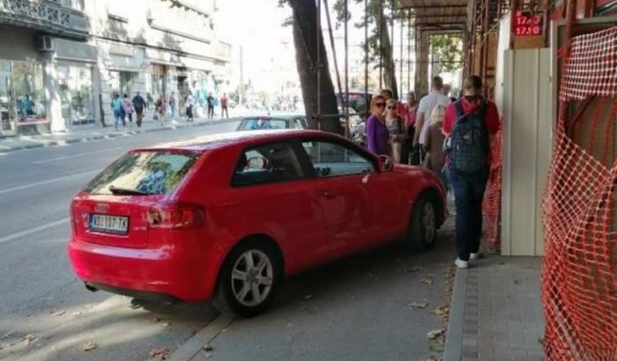 (FOTO) SAMOŽIVOST NA DELU! Bahata vozačica Audija blokirala pešačku stazu i još rekla da IMA PRAVO NA TO!