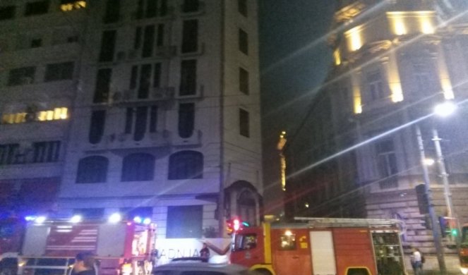 (FOTO/VIDEO) POŽAR KOD STAROG DVORA! Gori zgrada, dim kulja, VATROGASNE EKIPE ODMAH STIGLE!