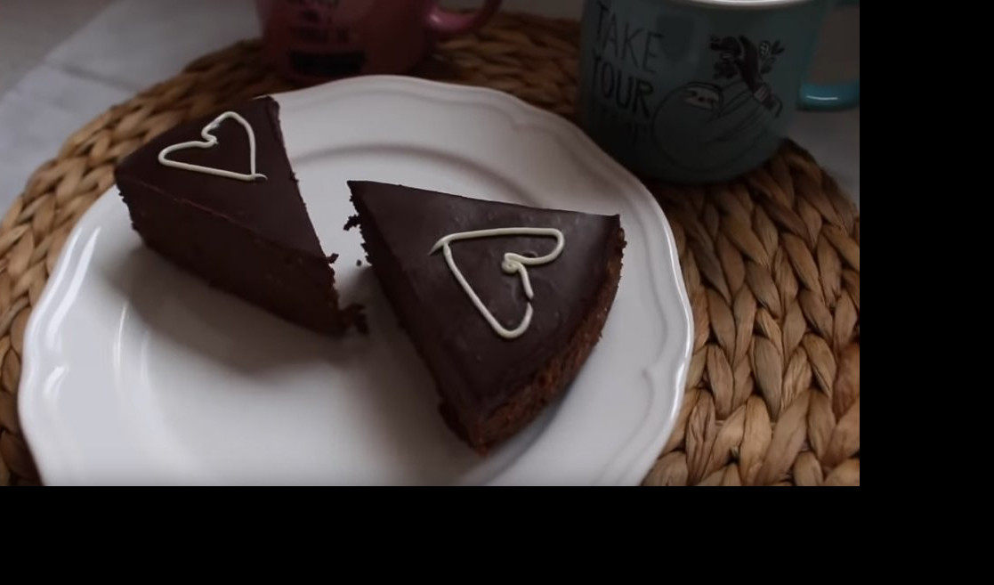 (VIDEO) NE PEČE SE! Fantastična brauni torta od SAMO ČETIRI SASTOJKA!