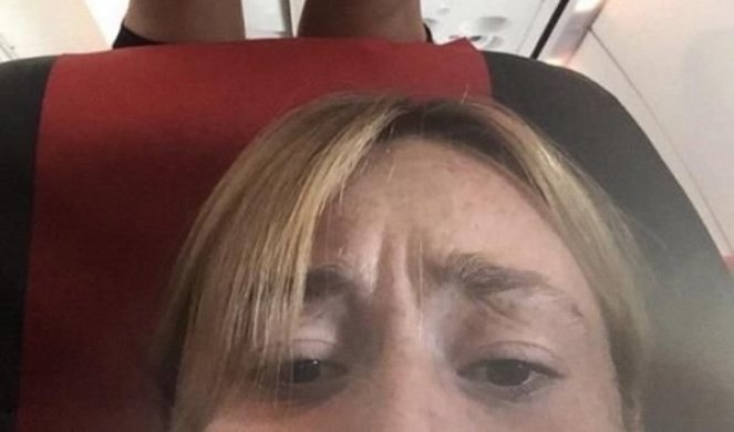 KLASIČAN BEZOBRAZLUK! Postupak putnika koji je sedeo iza ove žene u AVIONU SVE JE RAZBESNEO! (foto)