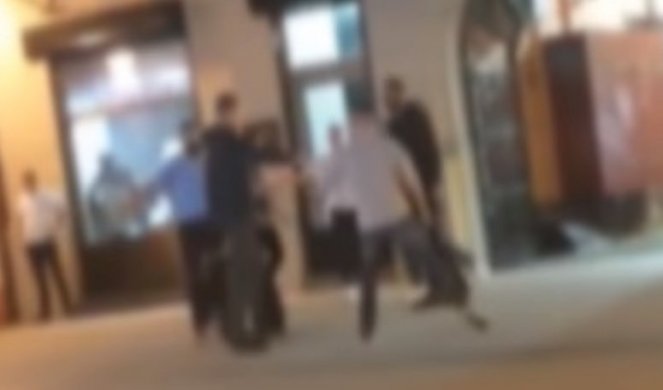 (VIDEO) IŽIVLJAVANJE U NOVOM SADU! Pogledajte šokantan snimak tuče ispred kafane! Mladić bezuspešno pokušava da se odbrani...