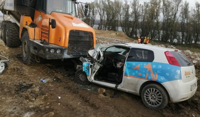KRENULA NA TRENING PA DOŽIVELA UDES Košarkašicu (18) iz smrskanog automobila kod Sremskih Karlovaca vadili vatrogasci