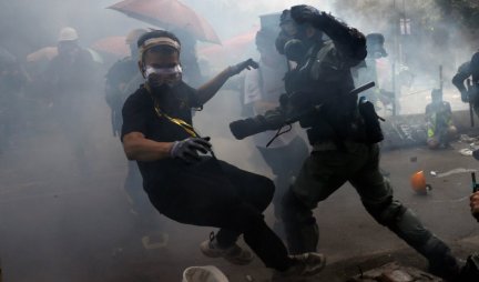 PAKAO NA ULICAMA HONGKONGA! Policija ispalila suzavac na demonstrante, haos zbog spornog zakona (VIDEO)