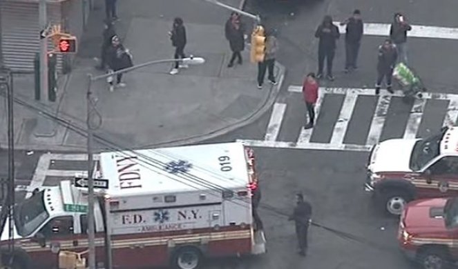 PUCNJAVA U NJUJORKU! Ranjeno petoro, među njima i dvoje dece! POTERA ZA NAPADAČEM! (VIDEO)