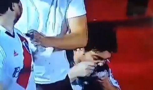 (VIDEO) SAMO U ARGENTINI! Navijač Rivera se drogirao tokom utakmice, kamere sve snimile!