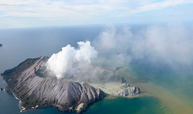 (VIDEO) HOROR NA NOVOM ZELANDU! Turisti su bili u krateru, A ONDA SE MOĆNI VULKAN PROBUDIO!