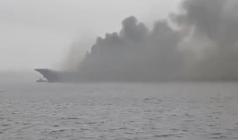 (VIDEO) GORI JEDINI RUSKI NOSAČ AVIONA! 'Admiral Kuznjecov' se zapalio na doku u Murmansku, TRI OSOBE povređene!