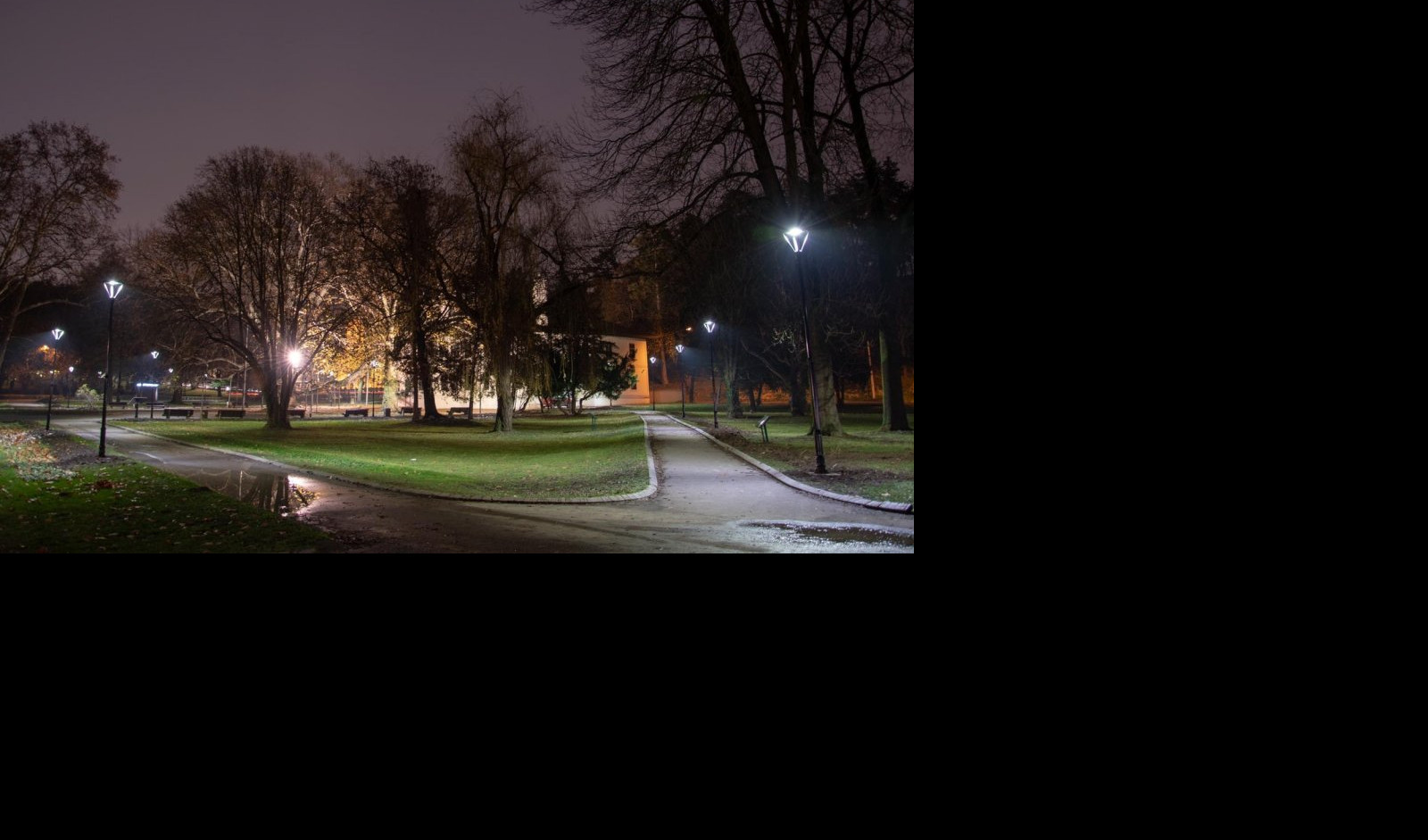 (FOTO) NOVO RUHO TOPČIDERSKOG PARKA! Milošev konak osvetljen sa 41 led svetiljkom na dekorativnim stubovima! ZAISTA DELUJE SVETSKI!