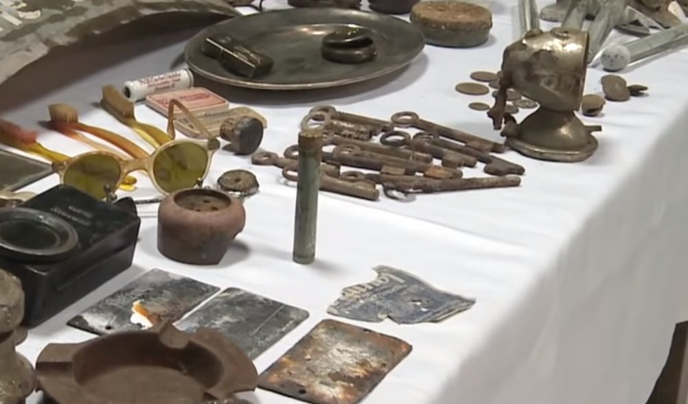 SPEKTAKULARNO OTKRIĆE! Arheolozi pronašli HITLEROVE STVARI, među kojima i UPALJAČ koji i posle 75 GODINA RADI! (VIDEO)